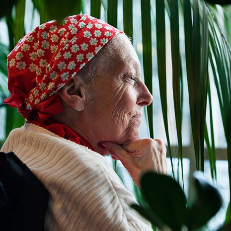 Leena Rauska viihtyi hoitokodin talvipuutarhassa. - Olen liikuntahullu. Nyt olen sokea enkä liiku ilman pyörätuolia. On ihmeellistä, miten avuttomuuteenkin sopeutuu.