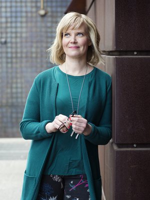 Sanna oli jo pitkään toivonut, että ammattilainen neuvoisi häntä uusien vaatevärien valinnassa. "Tuskin itse olisin osannut valita kaupasta vihreää."