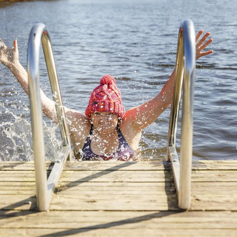 Tea Boman on 55-vuotias rakennusmestari ja asuu Kangasalla. Perheeseen kuuluvat puoliso Hannu ja lapset Ronja, 25, Karri, 22, ja Inari, 16. Tealla on yhden naisen maalaus-, tapetointi- ja siivousyritys. Tea rakastaa uimista sisällä ja ulkona ympäri vuoden. Kävelyillä Tea saattaa etsiä reitin varrelta uuden rannan, käydä uimassa ja jatkaa kävelyä.