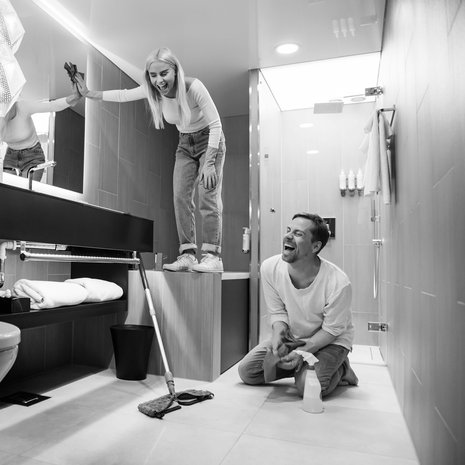 Kun Viivi Huuska muutti lapsuudenkodistaan, hän ei ollut koskaan imuroinut. Isoveli Tapio opetti siivoamaan.