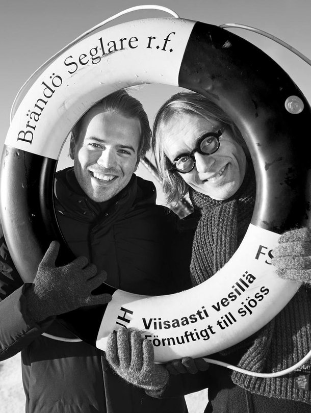 Mika Tommola, 58, tekee nykyisin stuertin töitä harvakseltaan ja toimittajan töitä päätoimisesti. Hänen poikansa Samuli, 24, on liikunnanohjaaja ja stuertti. Yhdessä he harrastavat veneilyä.  Kun Tommolat lähtevät vesille, Samuli määrää ja Mika-isä on apupoika.
