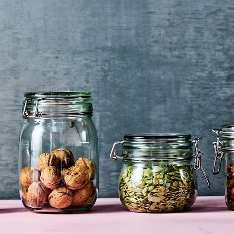 Pähkinät ja jyvät säilyvät parhaiten kaapissa. Lasipurkkeihin siirretyt kuiva-aineet kannattaa käyttää mahdollisimman pian, jotta ne eivät härskiinny auringonvalossa ja lämmössä.