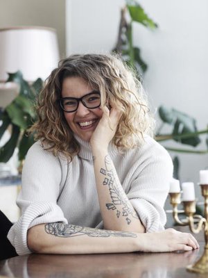  ”Olen matkinut muita ja miettinyt, mitä muut haluavat minun olevan. Kesti pitkään tajuta, että saan olla juuri niin kömpelö ja hajamielinen kuin olen”, Lotta Stenroos sanoo.