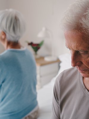 Sairastuminen vaikuttaa parisuhteeseen monin tavoin. Kuvituskuva. 