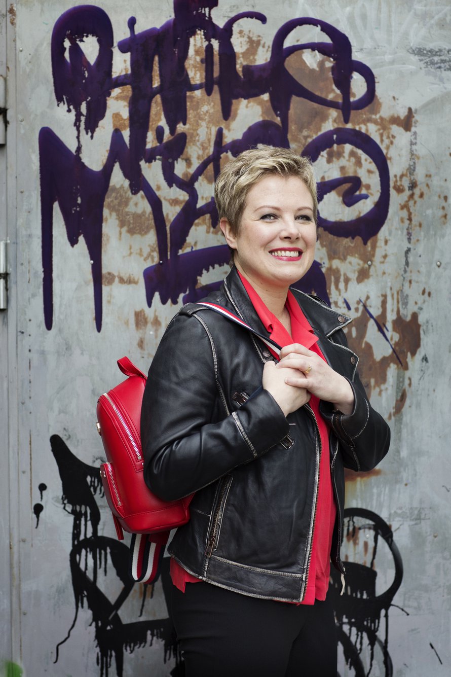 ”Peilistä katsoo nyt aivan uusi tyyppi! Punainen onkin aina ollut suosikkivärejäni”, Maria Ljungberg iloitsi muuttumisleikin jälkeen.