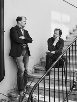 Mårten ja Kjell Westö ovat nykyään toistensa kirjojen ensimmäisiä lukijoita. Heidän ensimmäinen yhteinen kirjansa, muistelmateos Vuodet, ilmestyy elokuussa.