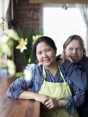 "Jari tulee mukaan shoppailemaankin, moni mies ei tulisi. Ostamme yhdessä keittiövälineitä ravintolaan", Jeerapa Kumpulainen iloitsee. 