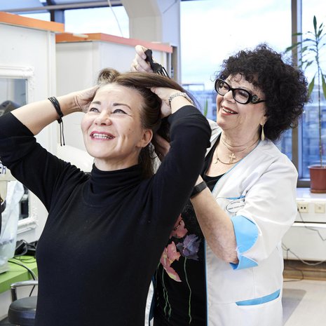 Annikki Hagros-Koski tutkii, ovatko hoidot tepsineet Anne Lampisen hiuksiin.