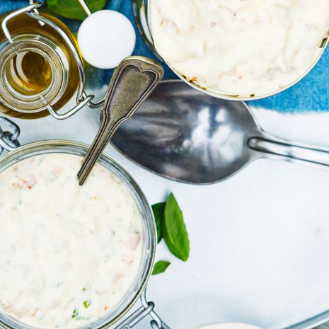 Tee ensin perusmajoneesi ja mausta halusi mukaan.