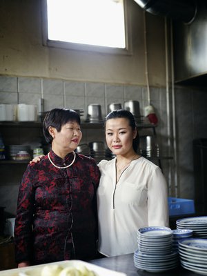 Zheng Zhihua (vas.) on ylpeä  perheen Lily-ravintolassa käytettävistä itse kasvatetuista kasviksista. Jiajia Wu on ylpeä äidistään.