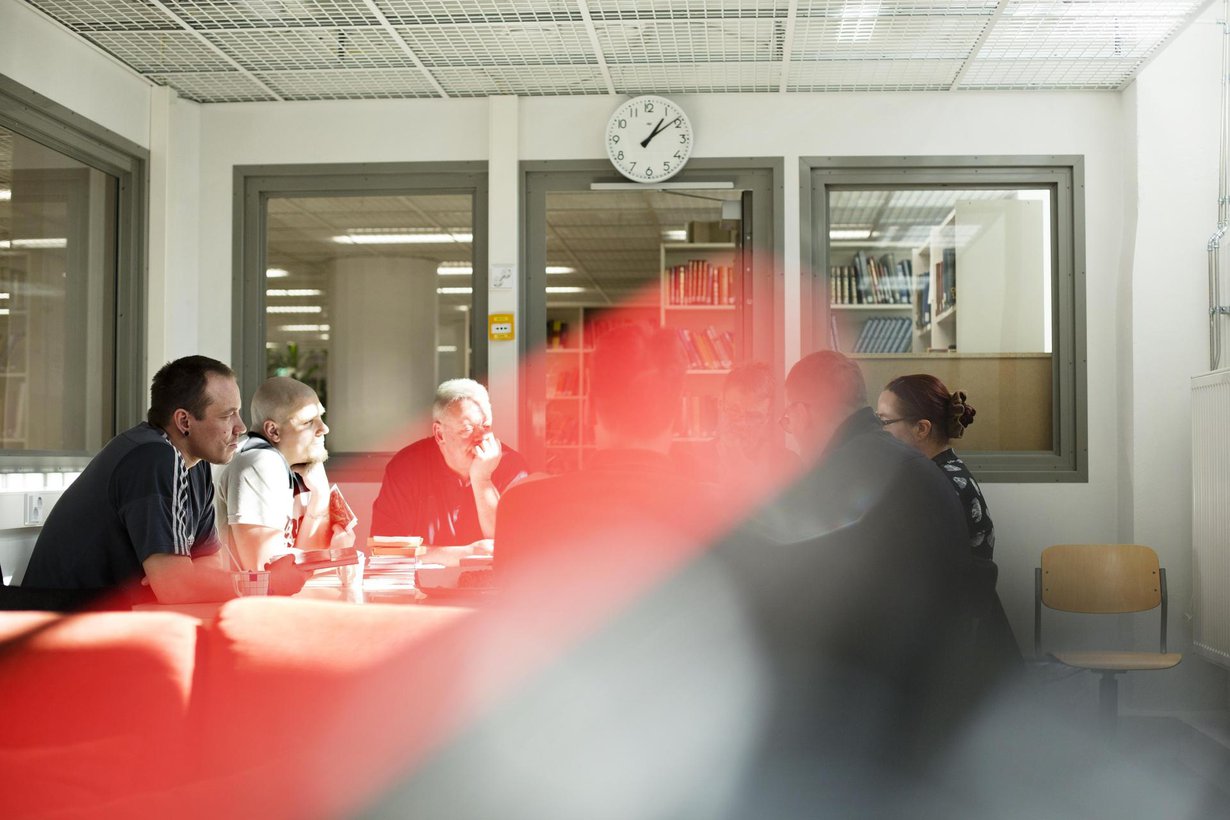Arto (vas.), Mikko, Matti, ”Arska”, Leena ja muut keskustelevat tänään Aki Ollikaisen romaanista Pastoraali.
