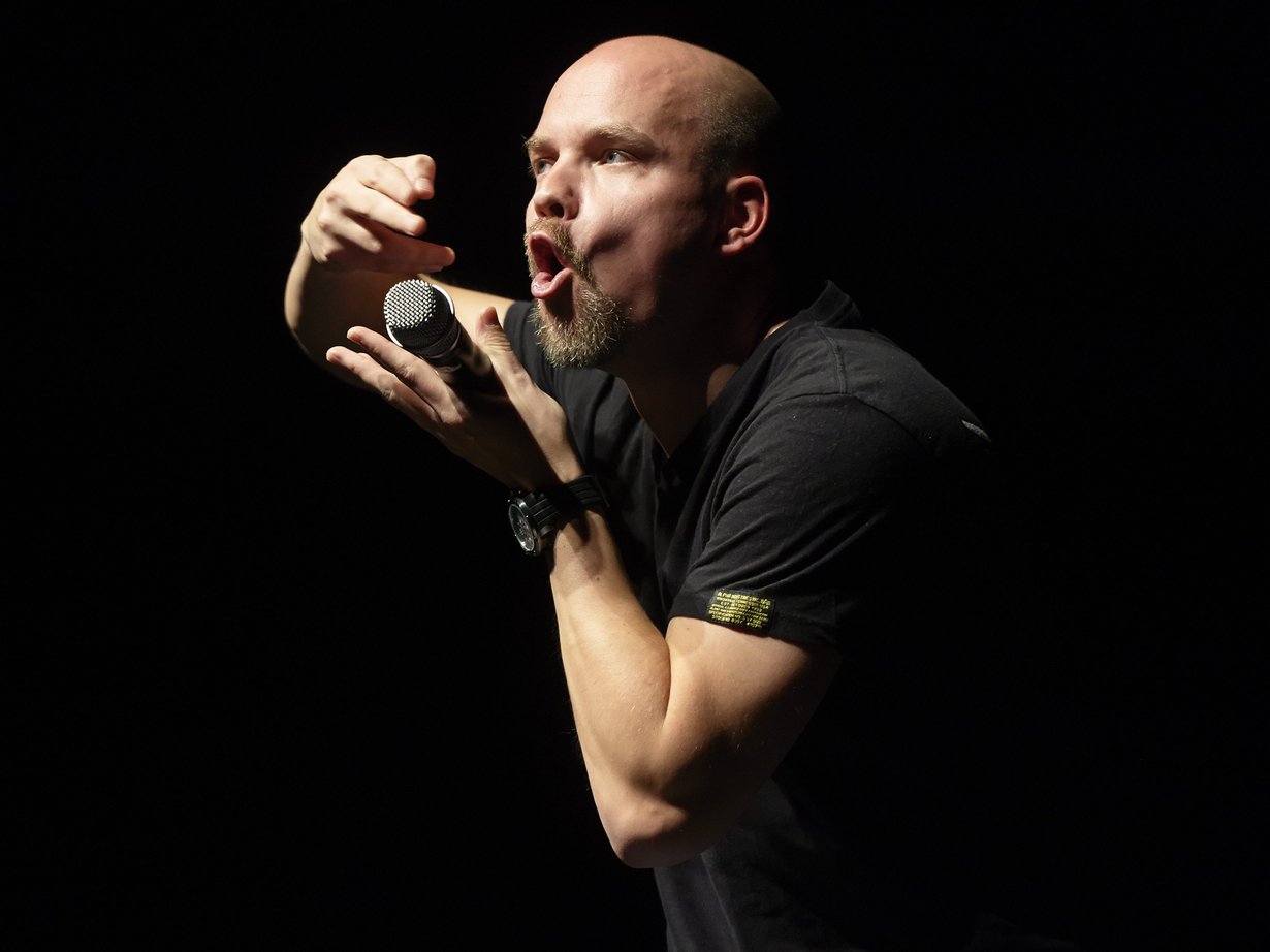 "Ihminen voi olla hauska vain, jos hän hyväksyy ärsyttävimmätkin piirteensä. Vei kymmenen vuotta ennen kuin tajusin sen", Niko Kivelä sanoo.