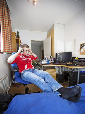 Tatu Jauhiainen, 22, muutti Helsinkiin opiskelija-asuntoon Oulusta. Luurit päässä musiikki ei häiritse kämppistä. "Sanon huonetta sekä kämpäksi että kodiksi. Kämppä on oululaiselle uusi termi."