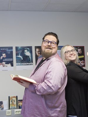 Pete Poskiparta, 39, työskentelee mentalistina ja esiintyvänä taiteilijana, hänen vaimonsa Marja, 35, valtion virkamiehenä. Heillä on kolme lasta: Emmi, 8, Aatu, 6, ja Alma, 2. Perhe asuu Turussa.