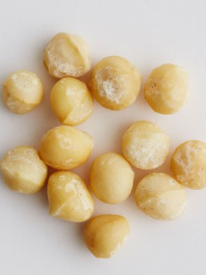 Macadamiapähkinästä saa aivan parmesaanin näköistä raastetta.