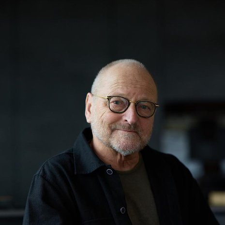 ”Olen koko elämäni yrittänyt selvittää lapsuuteni vaikeita kokemuksia. Siitä selvitystyöstä tuli myös urani. Olen halunnut olla avoin vaikeistakin asioista”, Tommy Hellsten sanoo.