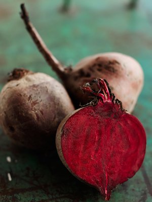 Puinen leikkuulauta kannattaa suojata leivinpaperilla, jotta punajuuren verevä väri ei värjää lautaa pysyvästi.