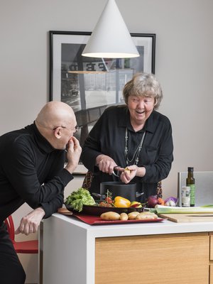 ”Kun häärään Jorman keittiössä, keskustelemme samalla taiteesta ja yhteisistä ystävistä. Jormahan on loistavan empaattinen ihminen”, Desiree kertoo.