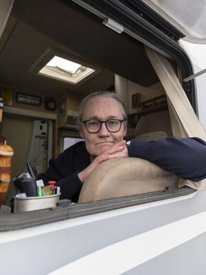 Edu Kettunen tekee keikkareissut omalla asuntoautolla, koska ei tykkää hotellihuoneista. Tänä vuonna Edu kiertää Suomea 45 vuotta myöhemmin -juhlakiertueellaan.  