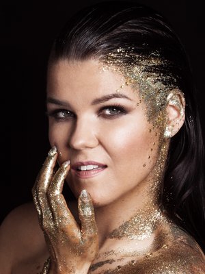 Saara Aalto hakee tänään euroviisujen finaalipaikkaa Monsters-kappaleella, jonka show on kokonaan uusittu siitä, mikä nähtiin Uuden musiikin kilpailussa.
