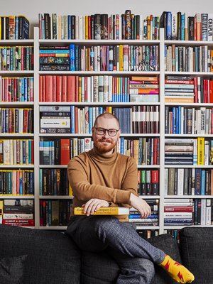 Jessen kirjahyllyssä on noin 1 200 kirjaa. Niistä  nelisensataa on signeerattuja. Vaikka kirjojen karsiminen on raastavaa, sitä on pakko tehdä, koska tila loppuu. Jesse on laittanut myös joitakin signeerattuja kirjojaan kiertoon.