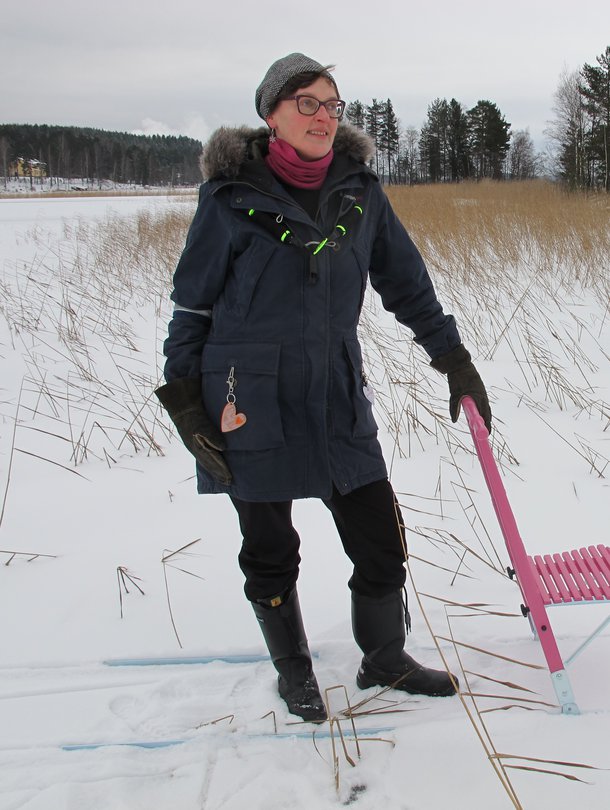 Päijänteellä talviverkkoja laittamassa. ”Luonnossa liikkuessa syntyvät parhaat kirjoitusideat”, lukijabloggaaja LiisaHelena sanoo.