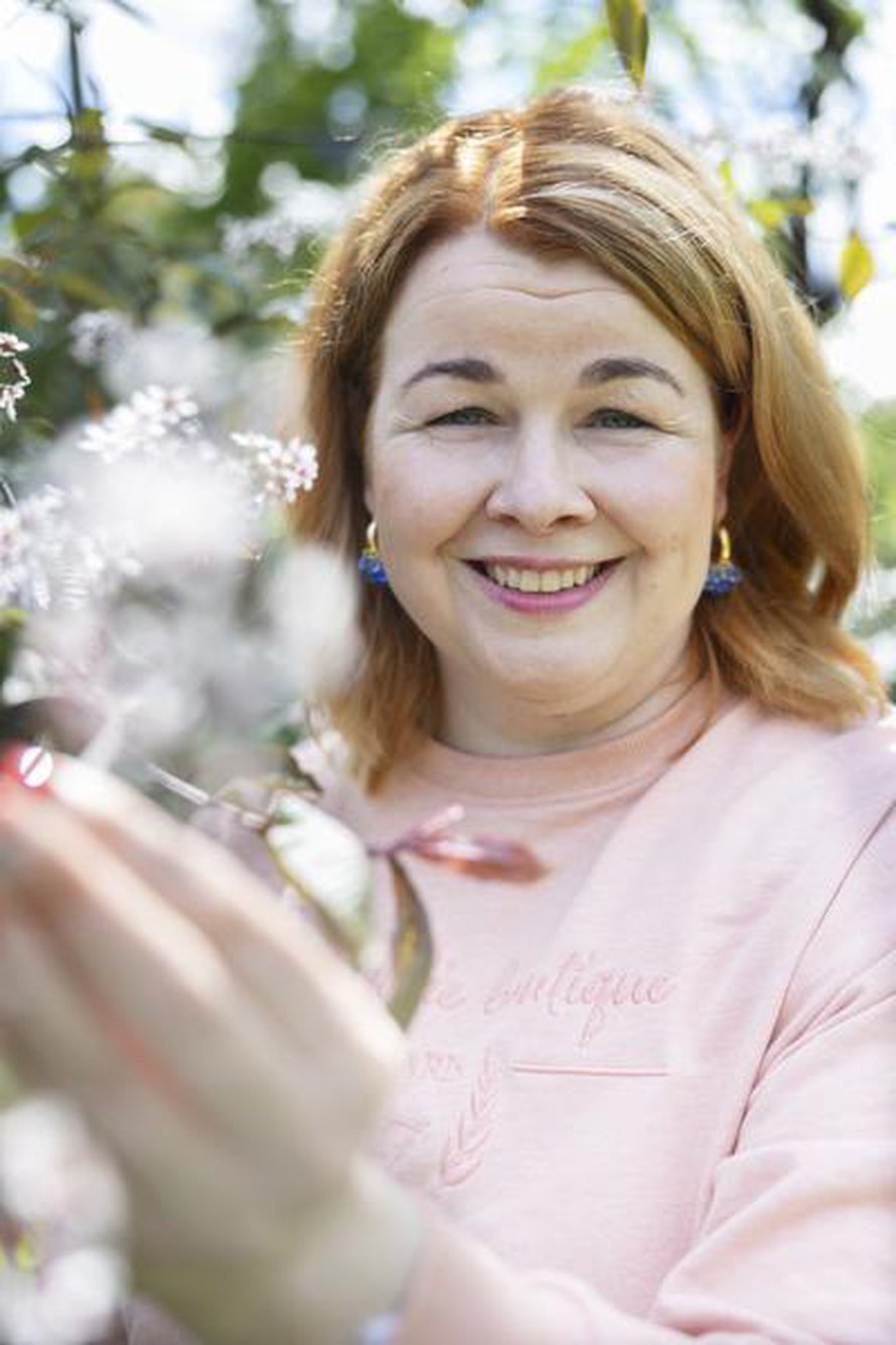 Ani Kellomäki joutui vaihtamaan kofeiinittomaan kahviin vaihdevuosien takia. ”Kahvi provosoi kuumia aaltoja”, Ani sanoo.