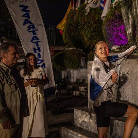 Noora Honkala tuli lokakuussa toiseksi ultrajuoksukisa Spartathlonissa. ”Juokseminen on elämäni kantava voima. Ultrajuoksussa vahvuuteni, kehon ja mielen kestävyys, pääsevät esiin. Kisaan itseäni ja demonejani vastaan”, Noora sanoo.