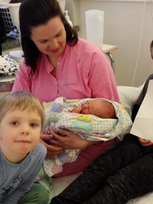 Pikkuveli tutustuu Jasperiin ja Joonaan aluksi Jonna-äidin sylistä.