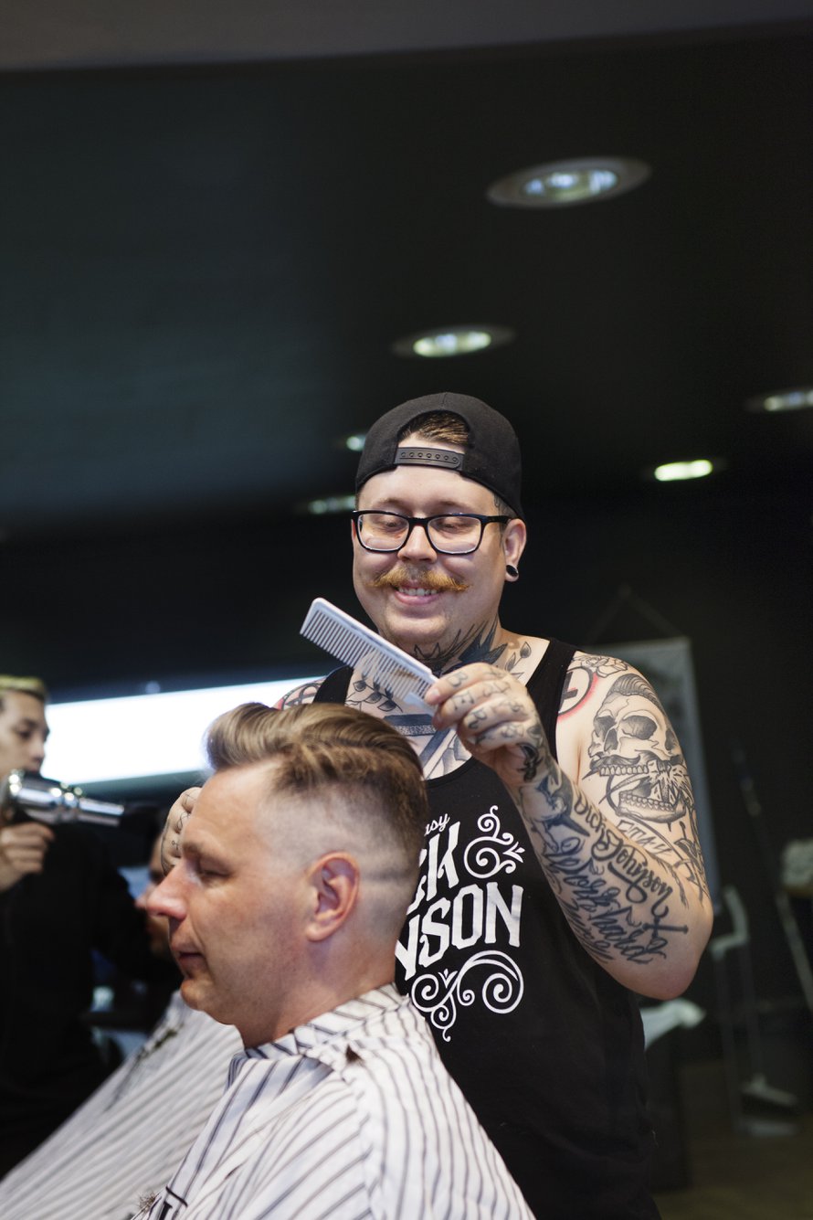Kun Juhana Suoniemi istuu ja Jan-Magnus kampaa, kiire katoaa ja kumpikin nauttii.