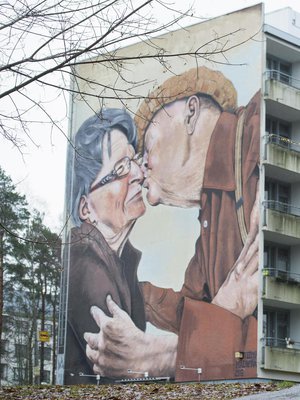 Taiteilija Teemu Mäenpää on ikuistanut Esko Ketolan, 84, ja Ritva Ketolan, 82, kerrostalon seinään Espoon Karakalliossa. He ovat asuneet talossa sen rakentamisesta asti. 