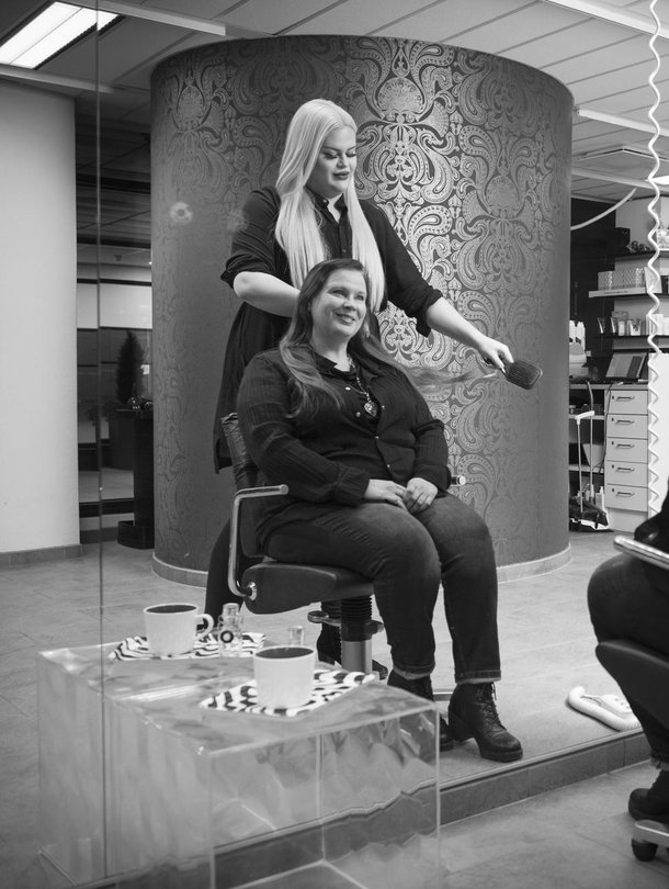 Kun Tiina Pietikäisen pitää saada juurikasvu piiloon, hän istahtaa poikansa Henry Harjusolan kampaajantuoliin.