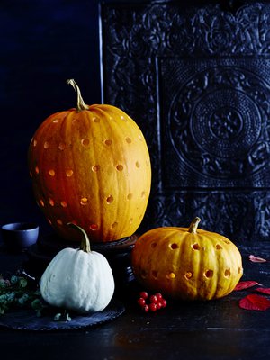 Kaiverretulla kurpitsalla ei tarvitse olla naamaa: kivat valoreiät voi tehdä myös poraamalla.