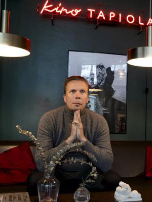 Jukka Rasila kasvoi ilman isää, mutta ei kaivannut häntä lapsena. "Tiesin, että hän on aina kännissä. Olen yrittänyt olla parempi isä kuin omani, mutta olen silti tehnyt virheitä, ollut puhumaton mulkku. Sitä on vaikea antaa anteeksi itselleni.”