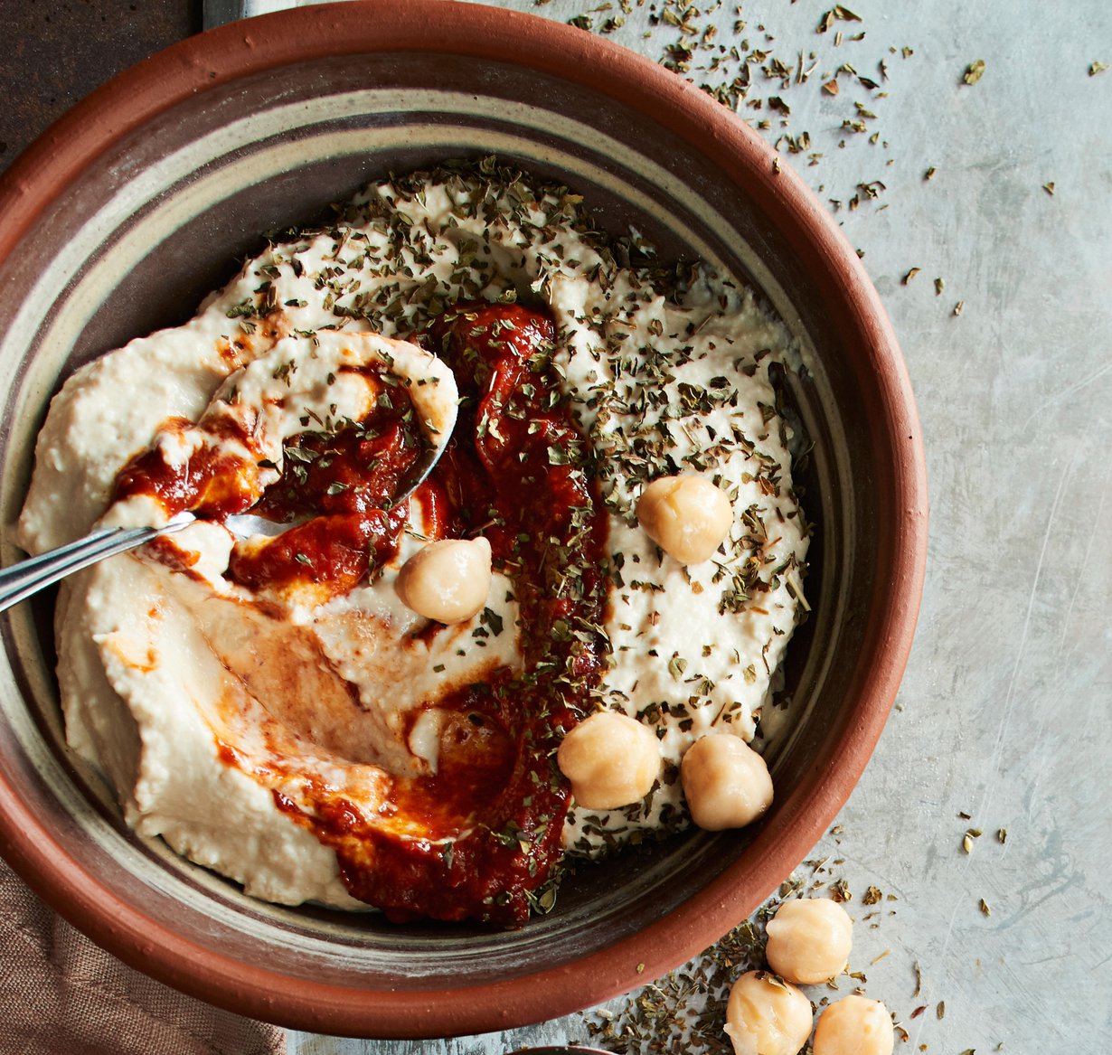 Hummus maistuu leivän päällä ja siihen on mahtava dippailla kasviksia.