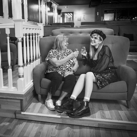 Keväällä Mona vei Kirsi-äidin elokuviin katsomaan Downton Abbeytä, koska molemmat naiset rakastavat pukudraamoja. Elokuvan kanssa äiti ja tytär nauttivat popcornia ja alkoholitonta kuohuviiniä. ”Halusin viedä äidin Rivieraan, koska siellä punaisilla sohvilla istuessa olimme itsekin kuin mukana elokuvassa Downton Abbeyn salongissa”, Mona kertoo.