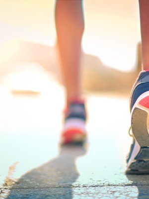 Terveyden kannalta askelia pitäisi kertyä joka päivä vähintään 10 000. Laskukaava kertoo, kuinka paljon se on kilometreissä.