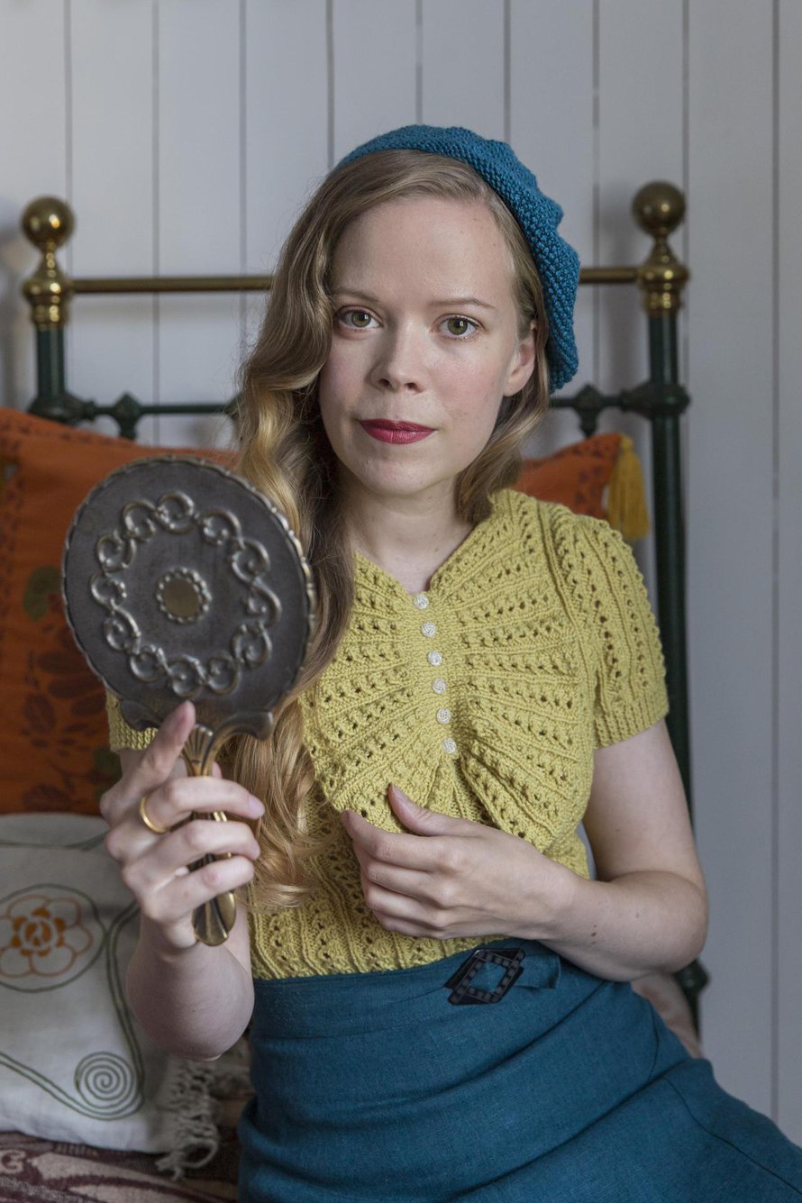 Marianne neuloi keltaisen neuleen 1930-luvun ohjeen mukaan. Röyhelö on hieman alkuperäistä pienempi. Myös hame on itse kaavoitettu ja ommeltu 1930-luvun mallin mukaan.