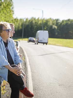 71-vuotias muusikko asuu Tampereella vaimonsa Seijan kanssa. Mikolla on neljä poikaa, ja hän on viiden lastenlapsen pappa. Mikko yrittää soitella pojilleen harvemmin kuin mieli tekee, vaikka tahtoisi kuulostella joka päivä, ettei kenelläkään ole mieli maassa tai käytännön ongelmia.