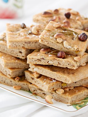 Pähkinäfocacciaa valmistuu kerralla kaksi pellillistä.