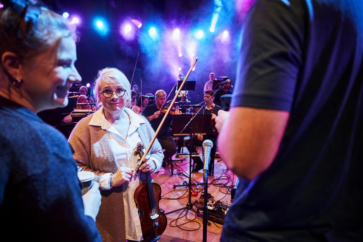 Orkesterin harjoitukset alkavat minuutilleen kello 10. Mikaela Palmu vaihtaa pari sanaa laulaja Yonan (vas.) kanssa.