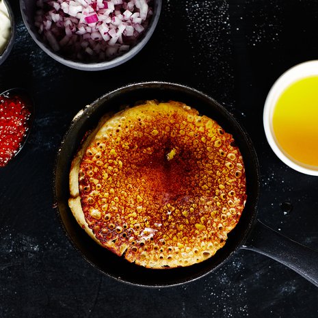 Pannulla tirisevät blinit kuuluvat alkutalveen. Täytteistä perinteisimmät ovat mäti, smetana ja punasipulisilppu.