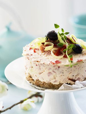 Voileipäkakku on juhlapöydän klassikko, joka ei mene koskaan muodista.