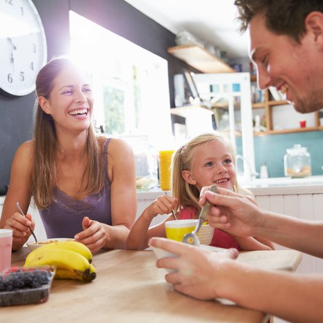 Tässä kodissa on mylkkäämisen ja mammittamisen jälkeen alkanut aamis. Pöytään on nostettu lutasia ja ehkä joku hyveinen. Ohjaamo ei ehkä ole vielä parhaimmillaan. Ymmärsitkö?