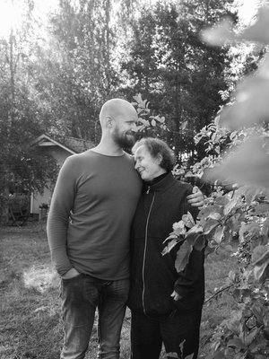  Jos Touko ei vastaa puhelimeen, Anne-äiti jättää soittopyynnön. Touko soittaa aina takaisin. 