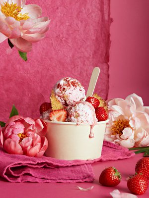 Tuoreista mansikoista pyöräytetty jäätelö vie kielen mennessään.