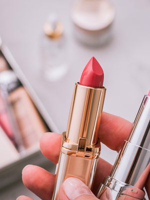 Uskaltaako kirpputorilta ostaa huulipunan, jos se näyttää käyttämättömältä?