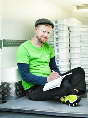 Sami Minkkinen, 39, asuu Tampereella ja ajaa työkseen autoa. Koulutukseltaan hän on kokki. Hänen perheeseensä kuuluvat vaimo ja kahdeksanvuotias tytär edellisestä liitosta. "Ilahdun onnistuessani sohaisemaan vanhoja käsityksiä sukupuolirooleista. Ei miehen tarvitse osata korjata autoa.” 