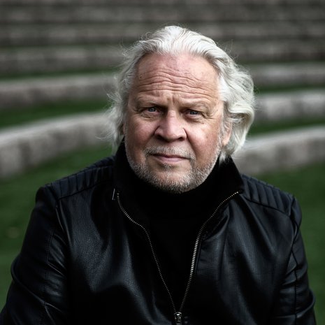 Oopperalaulaja Sauli Tiilikainen asuu Helsingissä vaimonsa kanssa. Hänellä on ensimmäisestä avioliitostaan kolme lasta, joista keskimmäinen kuoli 32-vuotiaana. 