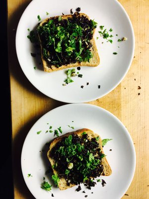 Lauri Tähkä hurmaa suppilovahveroleivillä.